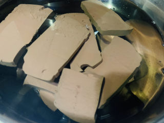 5、韭菜炒鸭血,焯水后的鸭血，先泡水中；