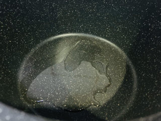 6、韭菜炒鸭血,锅加2勺食用油；