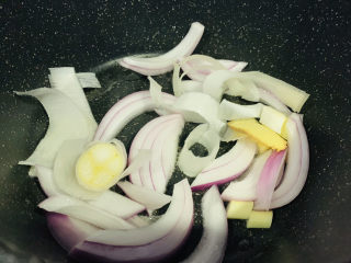 7、韭菜炒鸭血,倒入姜  大葱  洋葱，大火炒香；