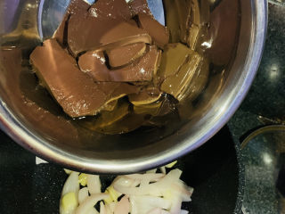 8、韭菜炒鸭血,倒入鸭血；