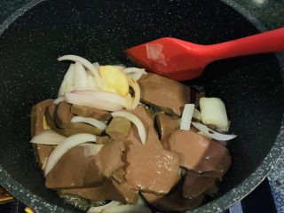 9、韭菜炒鸭血,大火炒香；