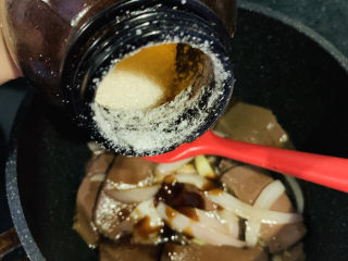 13、韭菜炒鸭血,加少许白糖；