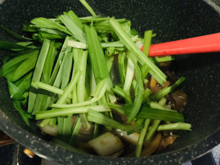 14、韭菜炒鸭血,加入韭菜；