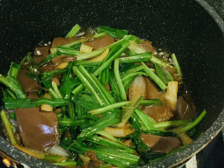 15、韭菜炒鸭血,韭菜炒断生；