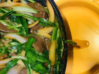 16、韭菜炒鸭血,起锅；