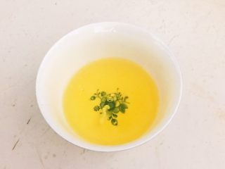 3、温州瘦肉丸,取出蛋清放入碗里备用