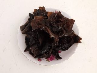 22、温州瘦肉丸,木耳提前泡发好
