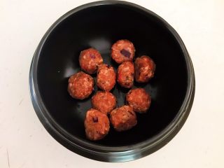 23、温州瘦肉丸,把猪肉丸放入砂锅