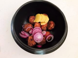 24、温州瘦肉丸,加入圆葱和姜片