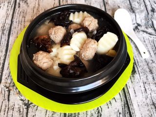 33、温州瘦肉丸,温州瘦肉丸嫩滑Q弹，又加入了山药和木耳，使这道养生菜品汤汁鲜美，不油不腻，营养丰富~