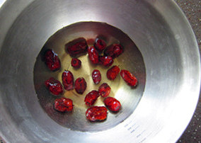 3、桂圆红枣小米糊,红枣洗净，清水泡透