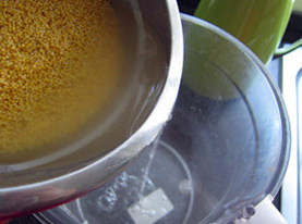 5、桂圆红枣小米糊,小米连同泡米的水一起倒入豆浆机