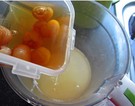 6、桂圆红枣小米糊,桂圆肉连同泡桂圆的水一起倒进豆浆机