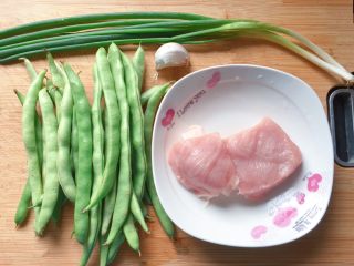 1、肉末炒豆角,准备好所需食材。