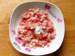 2、肉末炒豆角,先将猪肉洗净，沥干水分，剁成肉末，然后加入适量料酒、生抽、白糖和淀粉；