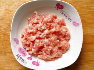 3、肉末炒豆角,用手抓匀，腌制十分钟至其入味。