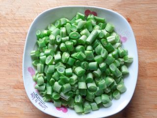 4、肉末炒豆角,将豆角洗净，摘去头尾，切成丁备用。