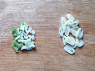 5、肉末炒豆角,葱蒜洗净，蒜切片、葱白切碎备用。