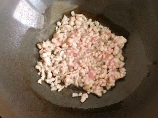 6、肉末炒豆角,锅中倒入适量油烧热，放入腌制好的肉末迅速炒散至肉变色；