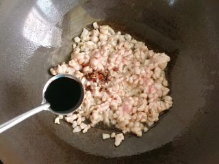 7、肉末炒豆角,然后加入少许老抽调色；