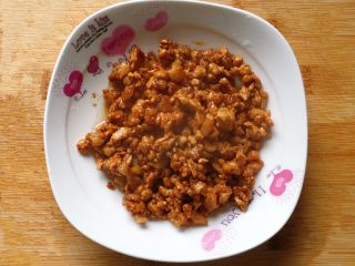 8、肉末炒豆角,把炒好的肉末盛出备用。