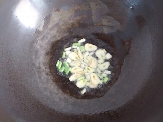 9、肉末炒豆角,锅中倒入少许油，放入葱白和蒜片爆香。