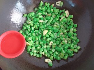 11、肉末炒豆角,边炒边加入少许清水，水要少量多次的加入，这样可以使豆角更容易熟而且颜色也会保持翠绿的。