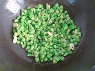 10、肉末炒豆角,然后倒入豆角丁翻炒。