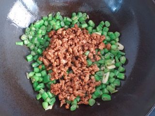 12、肉末炒豆角,待豆角炒熟后，加入之前炒好的肉末。