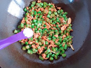 13、肉末炒豆角,再调入适量盐，翻炒均匀即可出锅。
