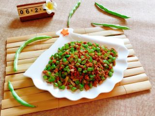 14、肉末炒豆角,出锅装盘即可食用。