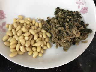7、蚝仕咸骨菜干粥,黄豆捞起,菜干切碎