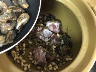 12、蚝仕咸骨菜干粥,然后把黄豆,菜干,猪骨,蚝仕倒进砂锅里(大米和萝卜后面再放,因此这些比较耐煮,先煮会味道更出众)