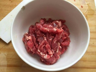 2、芹菜炒牛肉丝,现在腌制一下切好的牛肉丝