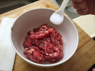 3、芹菜炒牛肉丝,加入一小勺盐