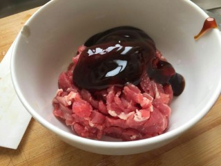 5、芹菜炒牛肉丝,加入一大勺蚝油