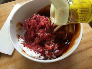 8、芹菜炒牛肉丝,加入一大勺料酒