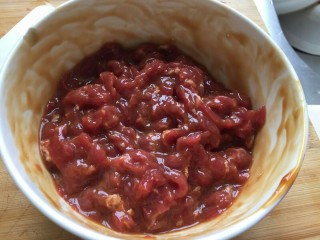 9、芹菜炒牛肉丝,牛肉丝腌制20分钟以上