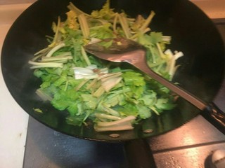 11、芹菜炒牛肉丝,锅中炒好牛肉丝的锅不用洗再加入少许油继续大火煸炒芹菜2分钟