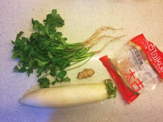 1、感冒发烧有它不愁—香菜萝卜姜糖水,准备食材。