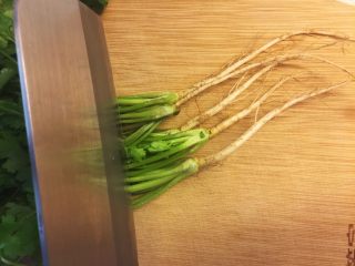 2、感冒发烧有它不愁—香菜萝卜姜糖水,香菜切根部。