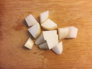 5、感冒发烧有它不愁—香菜萝卜姜糖水,切成小块。