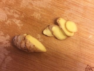 6、感冒发烧有它不愁—香菜萝卜姜糖水,姜切片，取三片够用了。