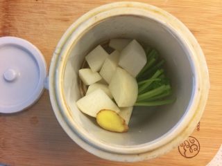 7、感冒发烧有它不愁—香菜萝卜姜糖水,把香菜根、萝卜块和姜片放入炖盅内。