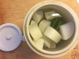 8、感冒发烧有它不愁—香菜萝卜姜糖水,加满水。