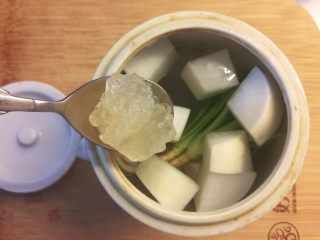 9、感冒发烧有它不愁—香菜萝卜姜糖水,放入关键配方，一块冰糖。