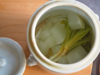 11、感冒发烧有它不愁—香菜萝卜姜糖水,汤水清润。