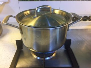 10、感冒发烧有它不愁—香菜萝卜姜糖水,大火炖煮20分钟后出锅。