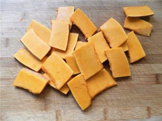 3、蜂蜜烤南瓜,南瓜切成厚片，可随自己切成什么形状和厚度（我切成不到1CM的厚度）。