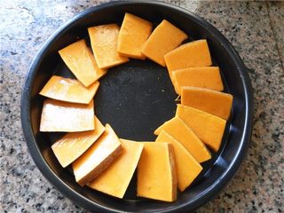 6、蜂蜜烤南瓜,刷好油的南瓜片围在披萨盘上。